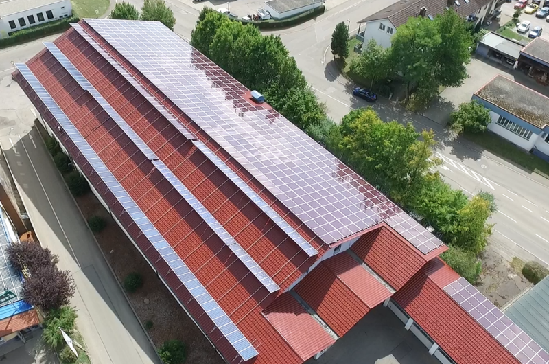 Luftaufnahme der Photovoltaikanlage auf dem Betriebsgebäude