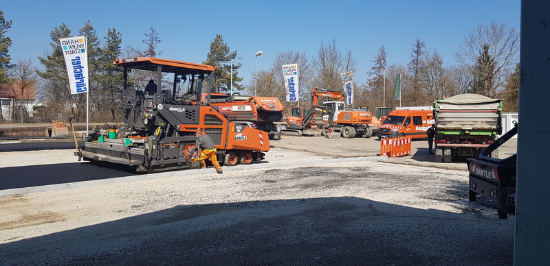 Asphaltierungsarbeiten auf dem Firmenparkplatz